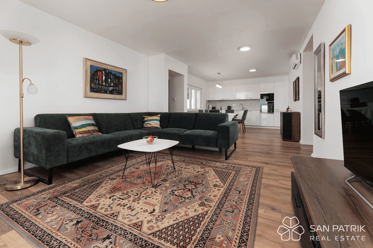 Obnovljena vila v bližini morja s 4 stanovanjskimi enotami in garažo