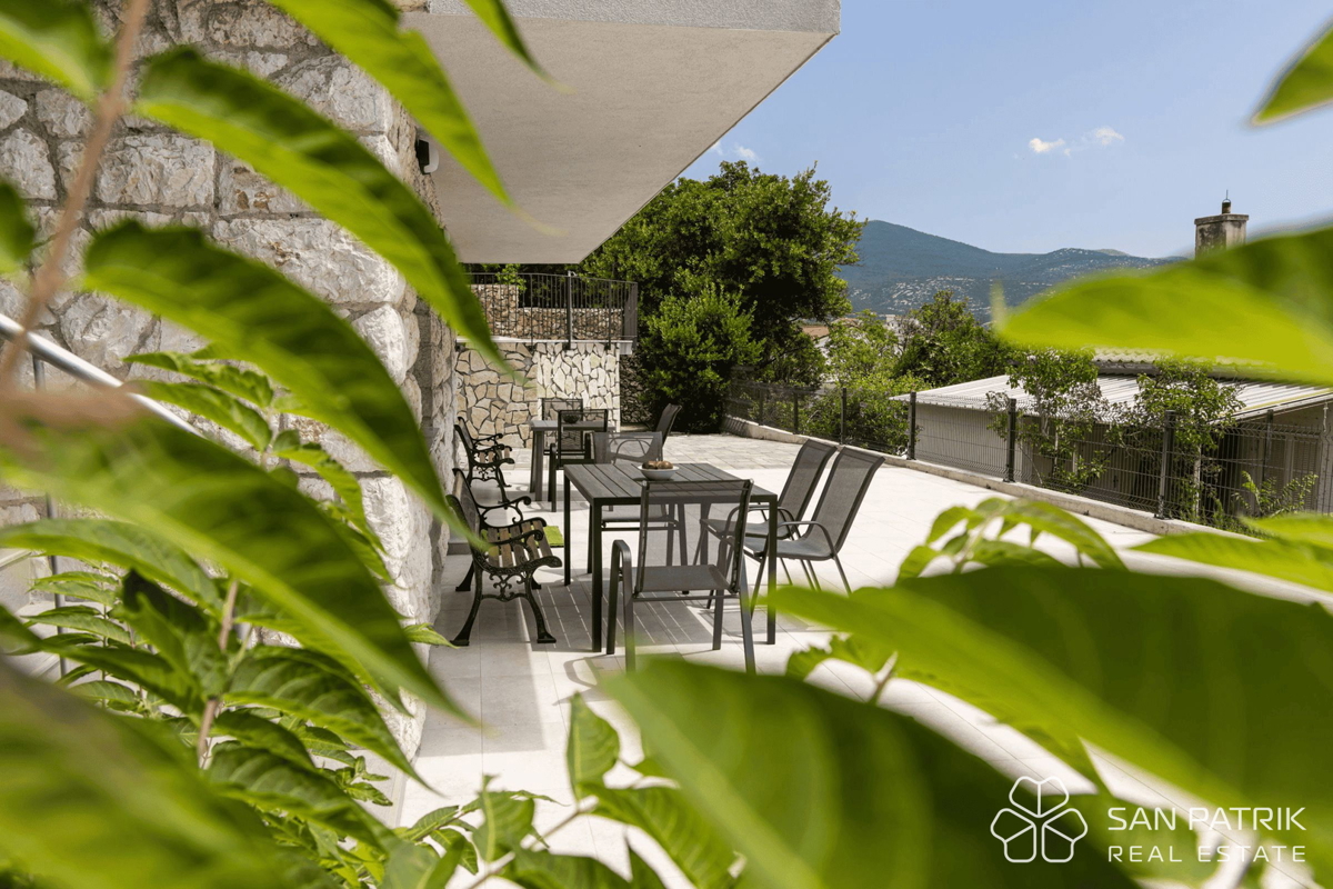 Obnovljena vila v bližini morja s 4 stanovanjskimi enotami in garažo