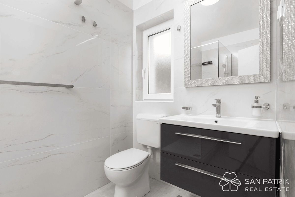 Obnovljena vila v bližini morja s 4 stanovanjskimi enotami in garažo