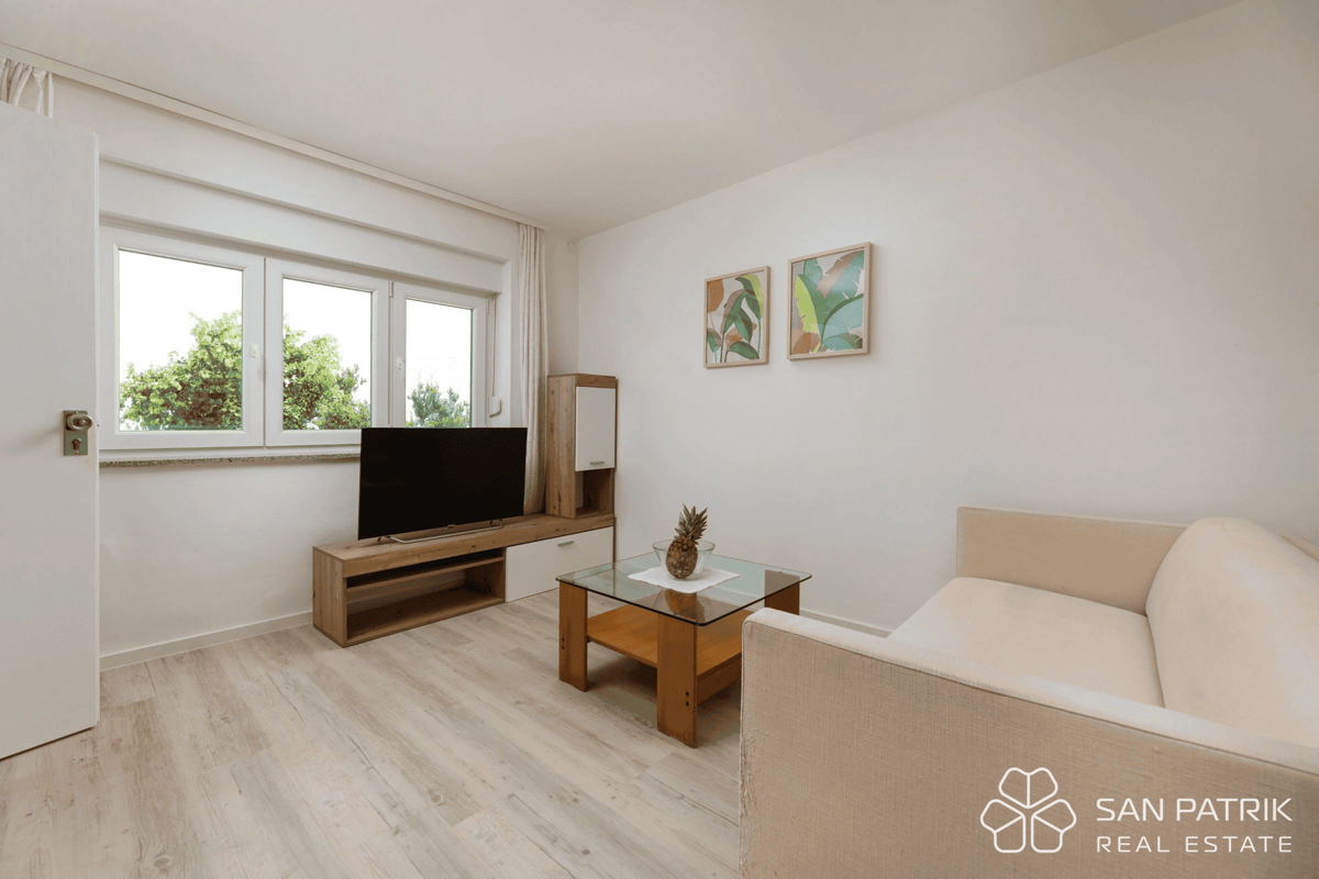 Obnovljena vila v bližini morja s 4 stanovanjskimi enotami in garažo