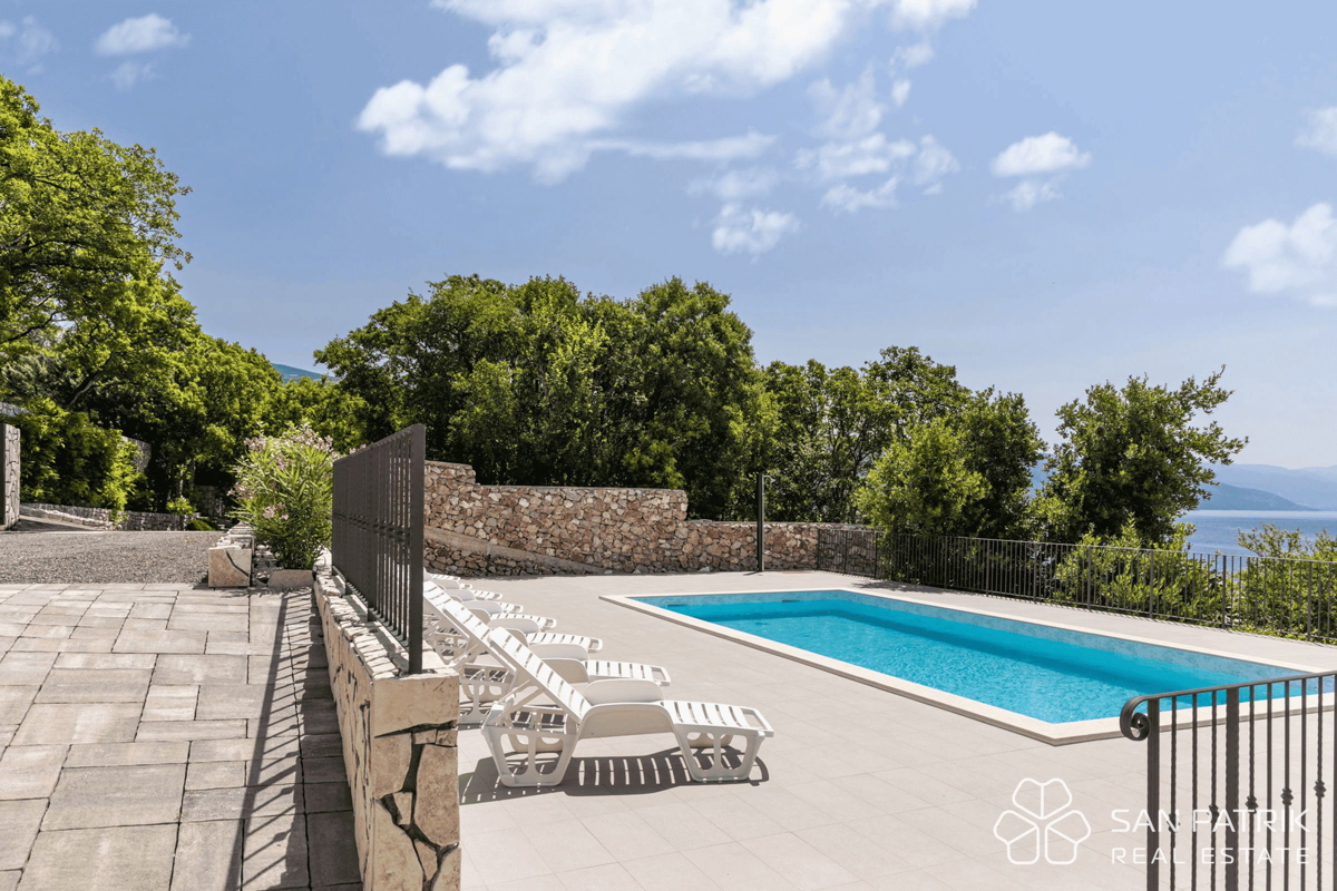 Obnovljena vila v bližini morja s 4 stanovanjskimi enotami in garažo