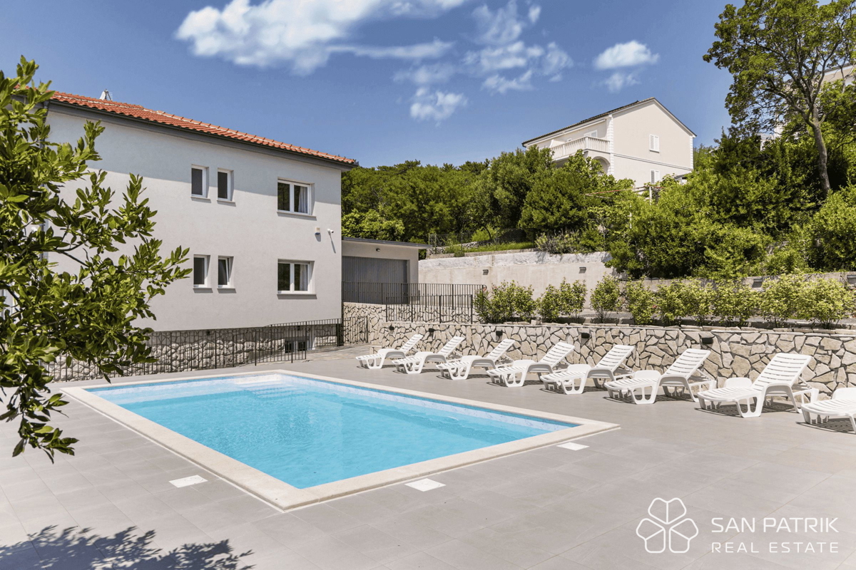 Obnovljena vila v bližini morja s 4 stanovanjskimi enotami in garažo