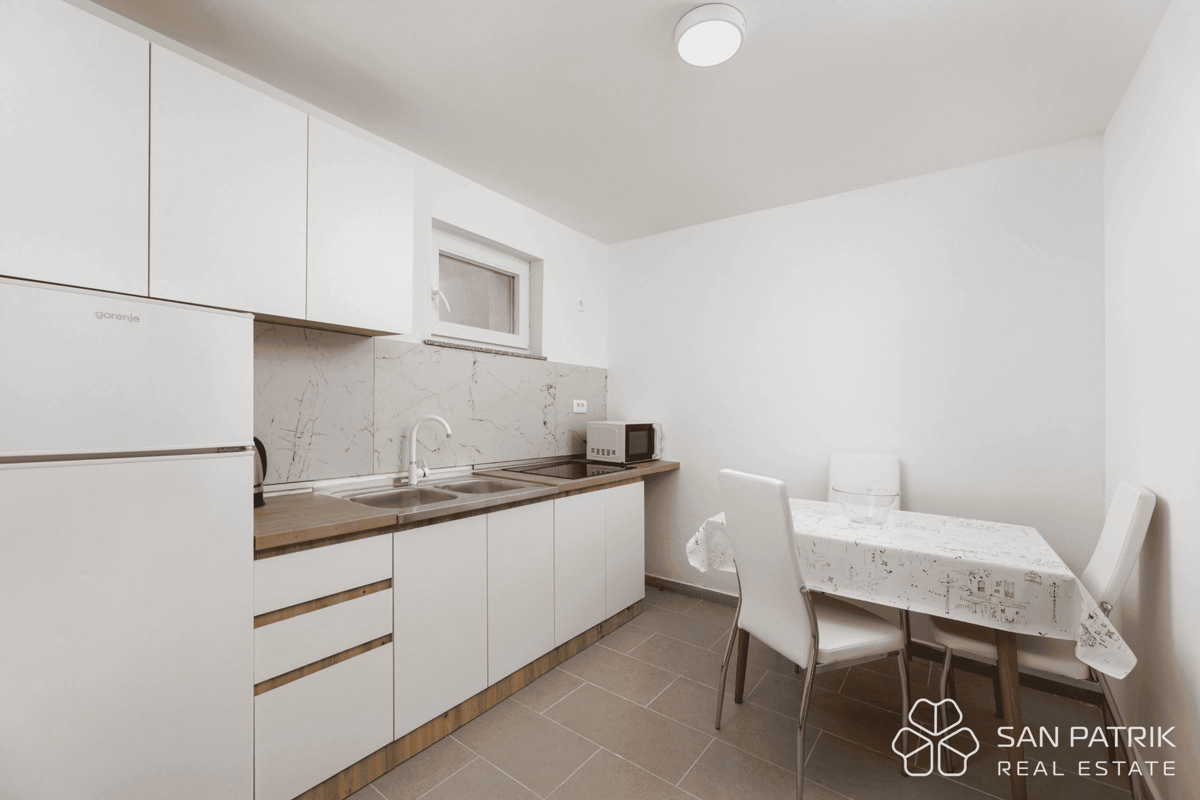 Obnovljena vila v bližini morja s 4 stanovanjskimi enotami in garažo