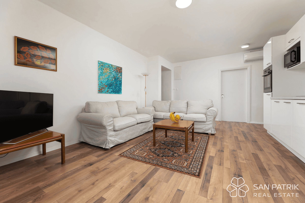 Obnovljena vila v bližini morja s 4 stanovanjskimi enotami in garažo