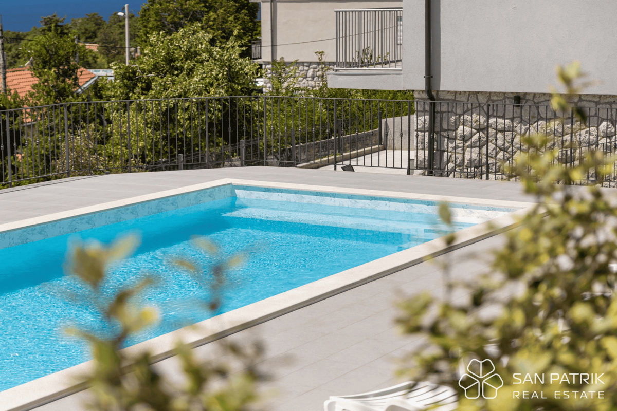 Obnovljena vila v bližini morja s 4 stanovanjskimi enotami in garažo