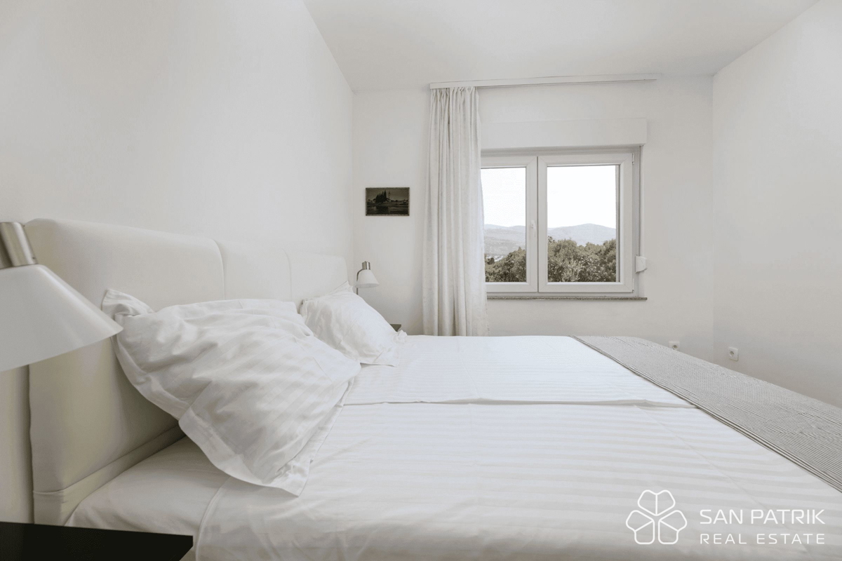 Obnovljena vila v bližini morja s 4 stanovanjskimi enotami in garažo