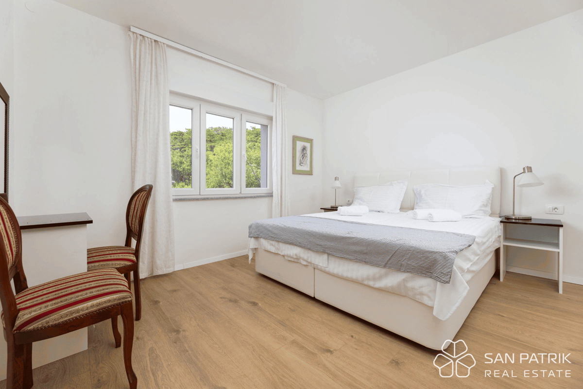 Obnovljena vila v bližini morja s 4 stanovanjskimi enotami in garažo