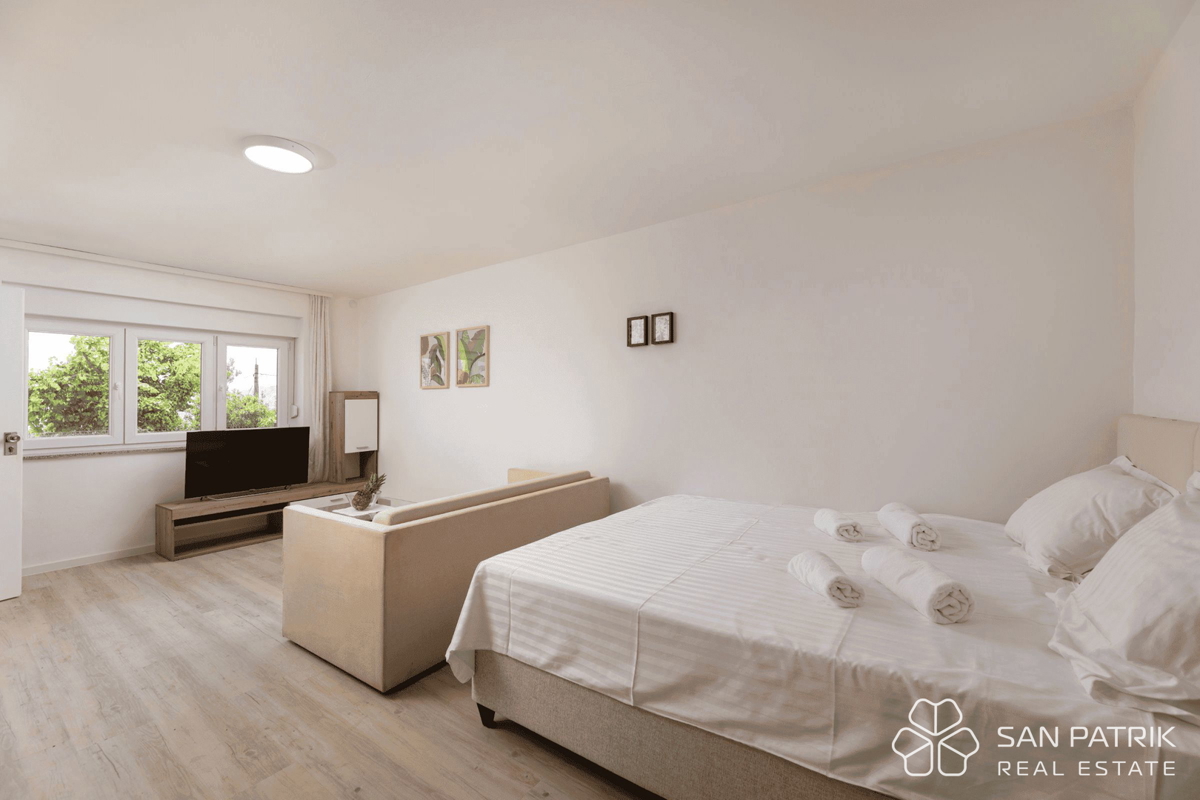 Obnovljena vila v bližini morja s 4 stanovanjskimi enotami in garažo