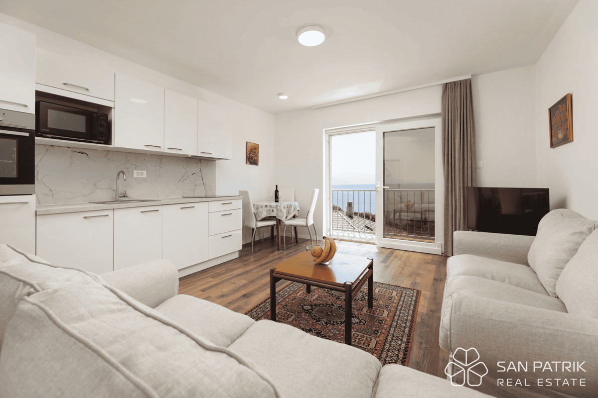 Obnovljena vila v bližini morja s 4 stanovanjskimi enotami in garažo