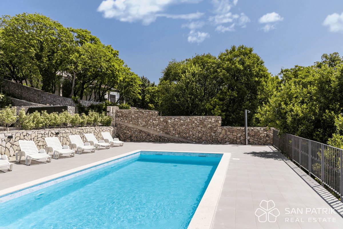 Obnovljena vila v bližini morja s 4 stanovanjskimi enotami in garažo