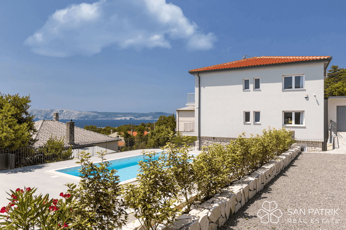 Obnovljena vila v bližini morja s 4 stanovanjskimi enotami in garažo