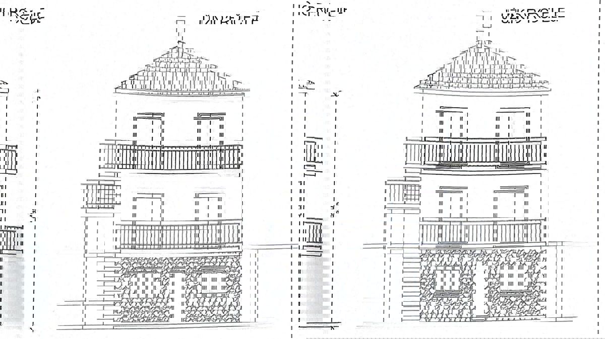 Obnovljena vila v bližini morja s 4 stanovanjskimi enotami in garažo