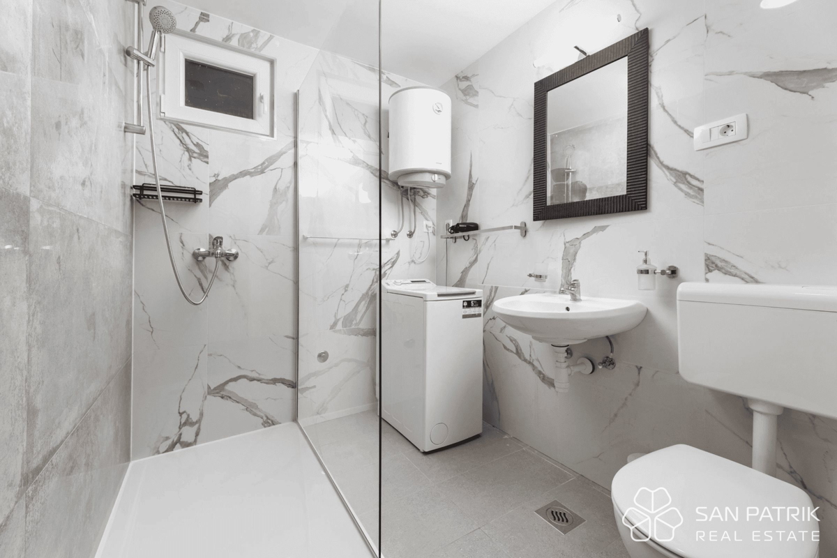 Obnovljena vila v bližini morja s 4 stanovanjskimi enotami in garažo