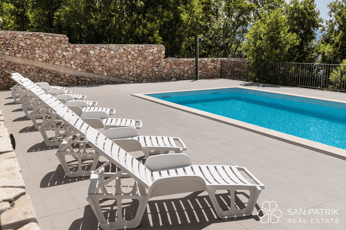 Obnovljena vila v bližini morja s 4 stanovanjskimi enotami in garažo