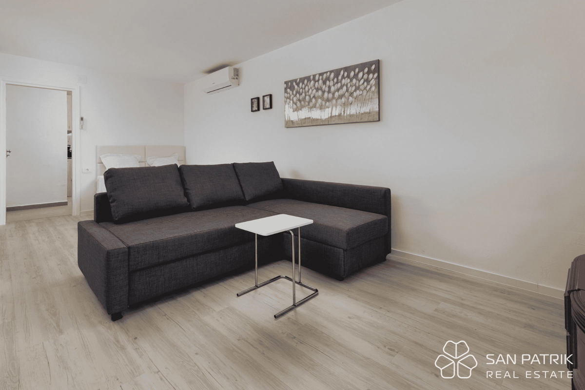 Obnovljena vila v bližini morja s 4 stanovanjskimi enotami in garažo