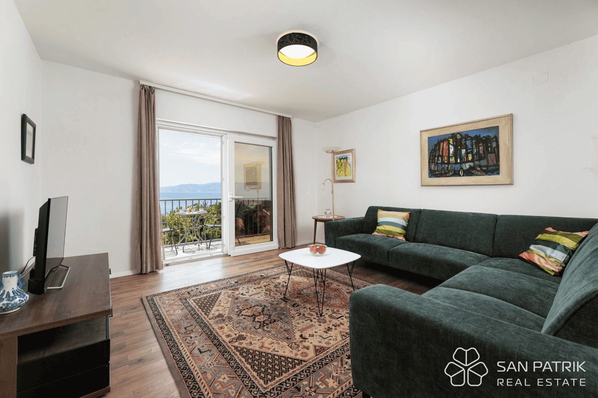 Obnovljena vila v bližini morja s 4 stanovanjskimi enotami in garažo