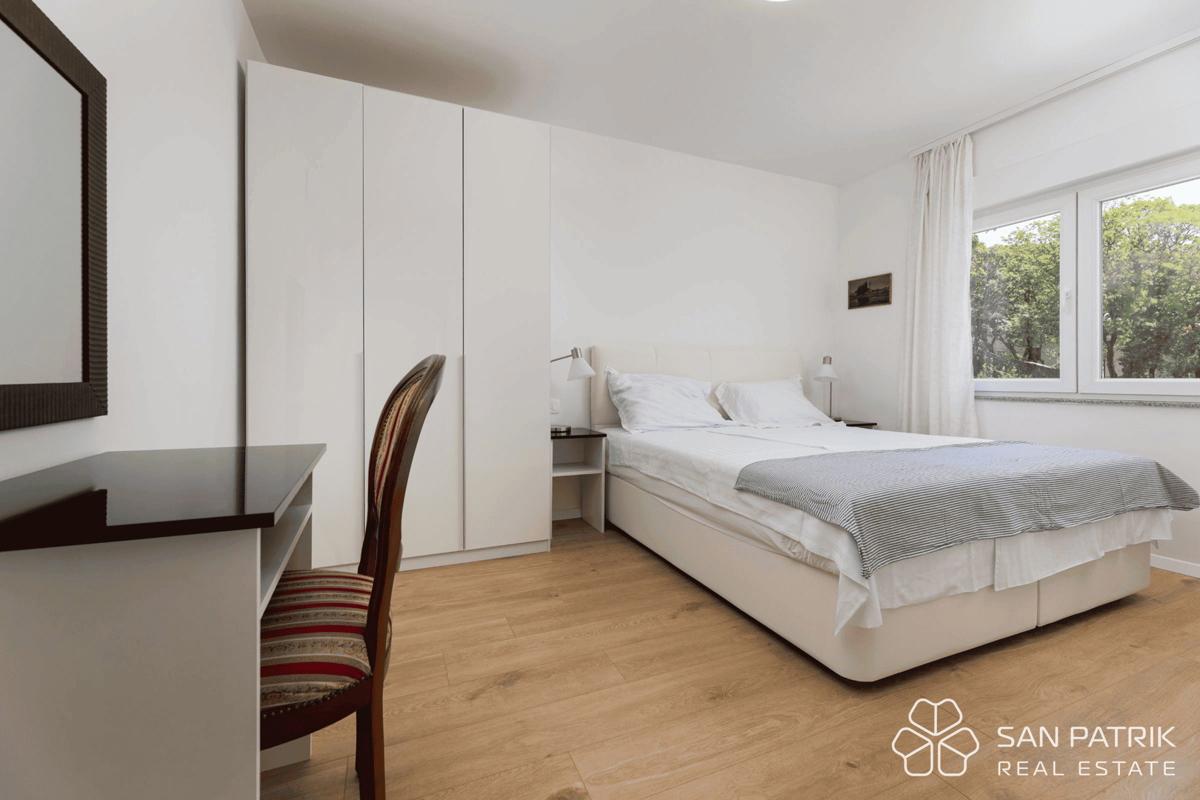 Obnovljena vila v bližini morja s 4 stanovanjskimi enotami in garažo