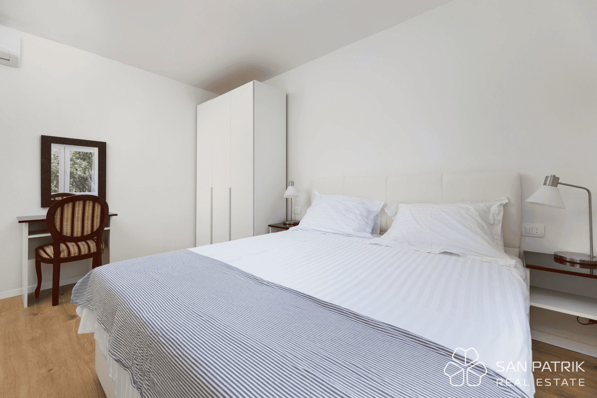 Obnovljena vila v bližini morja s 4 stanovanjskimi enotami in garažo