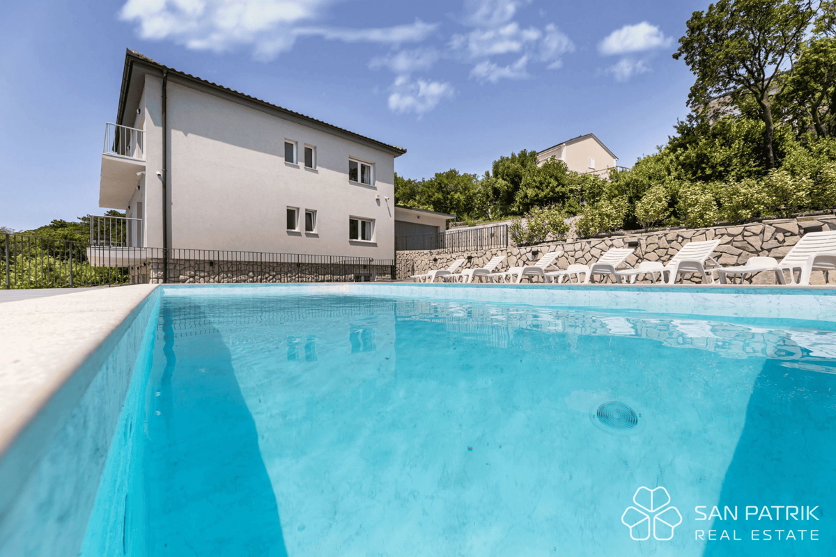 Obnovljena vila v bližini morja s 4 stanovanjskimi enotami in garažo