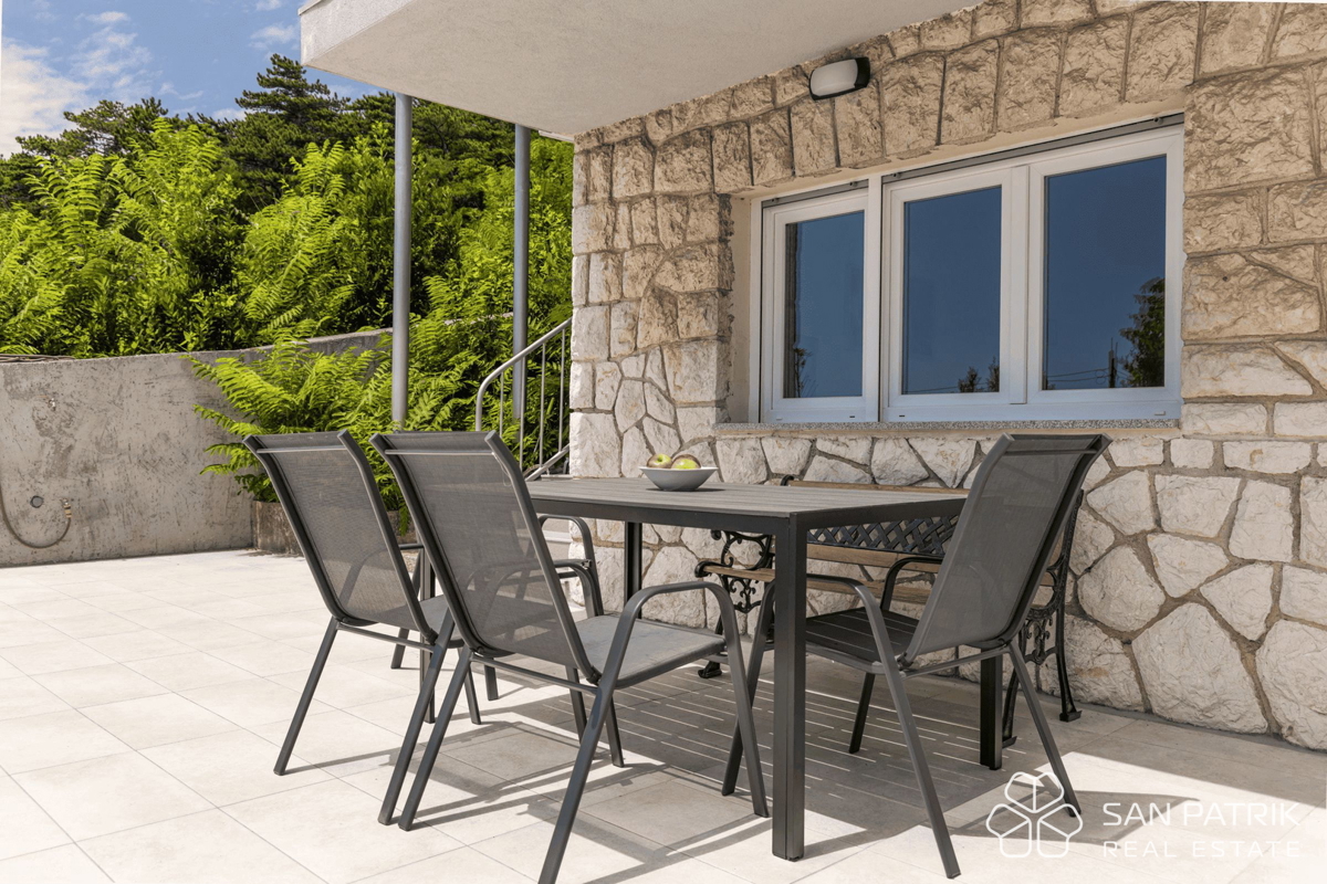 Obnovljena vila v bližini morja s 4 stanovanjskimi enotami in garažo