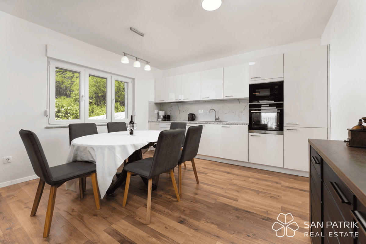 Obnovljena vila v bližini morja s 4 stanovanjskimi enotami in garažo