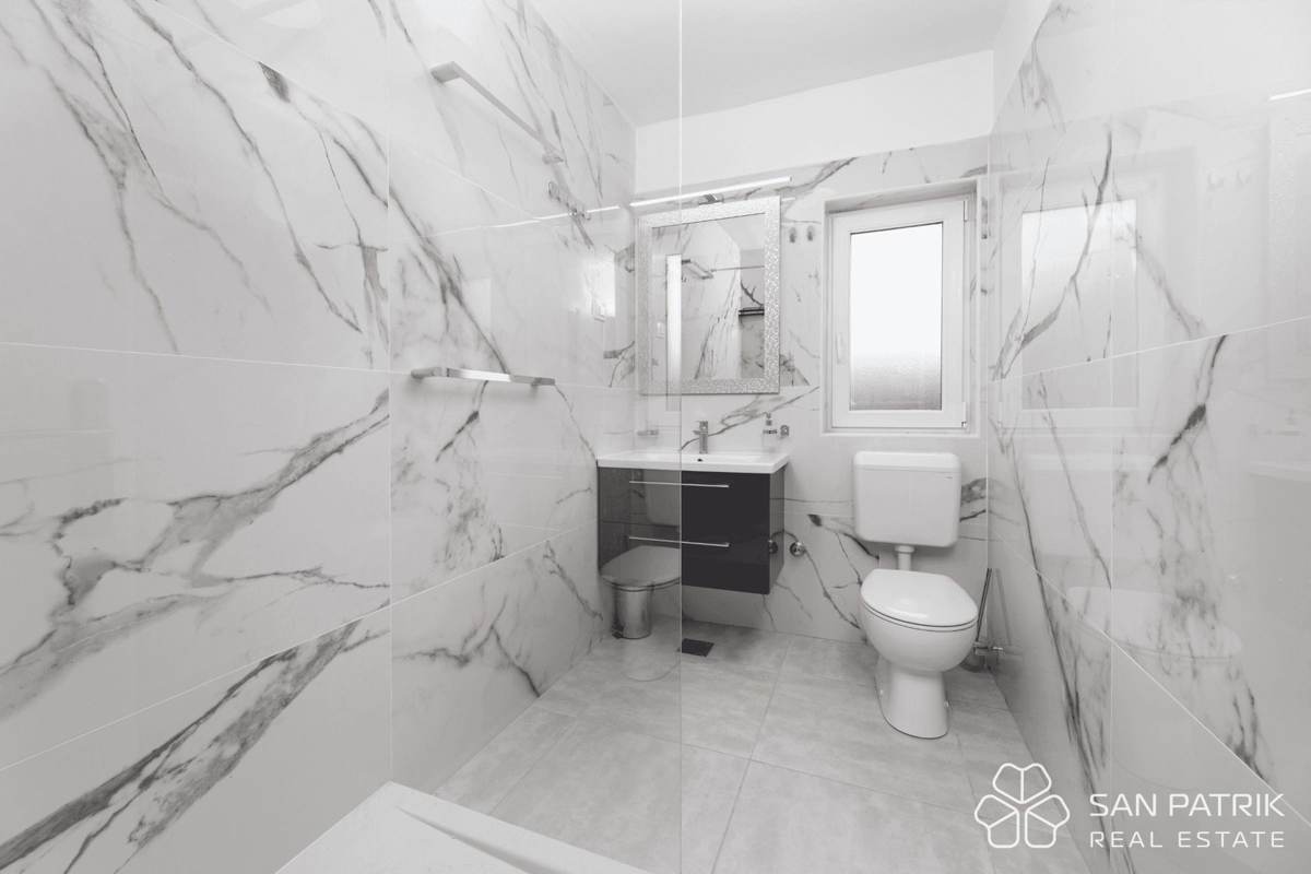 Obnovljena vila v bližini morja s 4 stanovanjskimi enotami in garažo