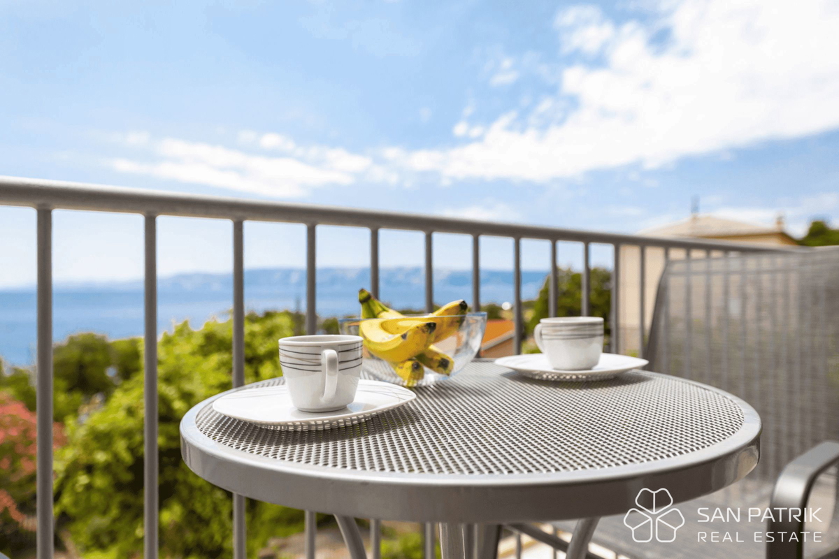 Obnovljena vila v bližini morja s 4 stanovanjskimi enotami in garažo