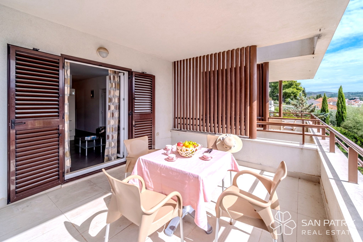 Stanovanje v prvem vrsti ob morju s terasami in pogledom na Brač