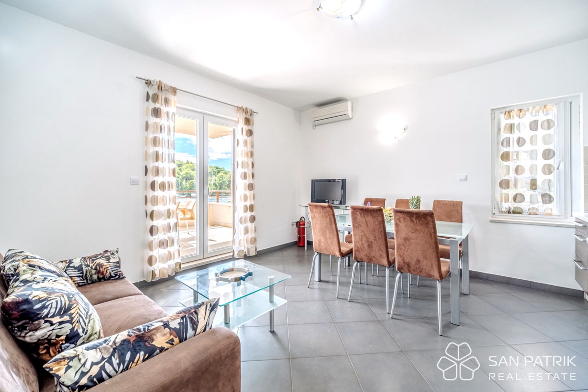 Stanovanje v prvem vrsti ob morju s terasami in pogledom na Brač