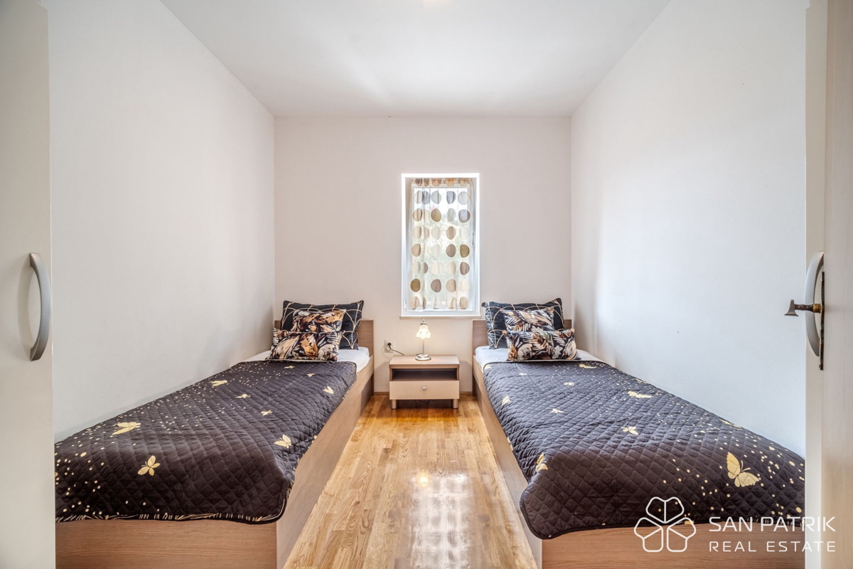 Stanovanje v prvem vrsti ob morju s terasami in pogledom na Brač