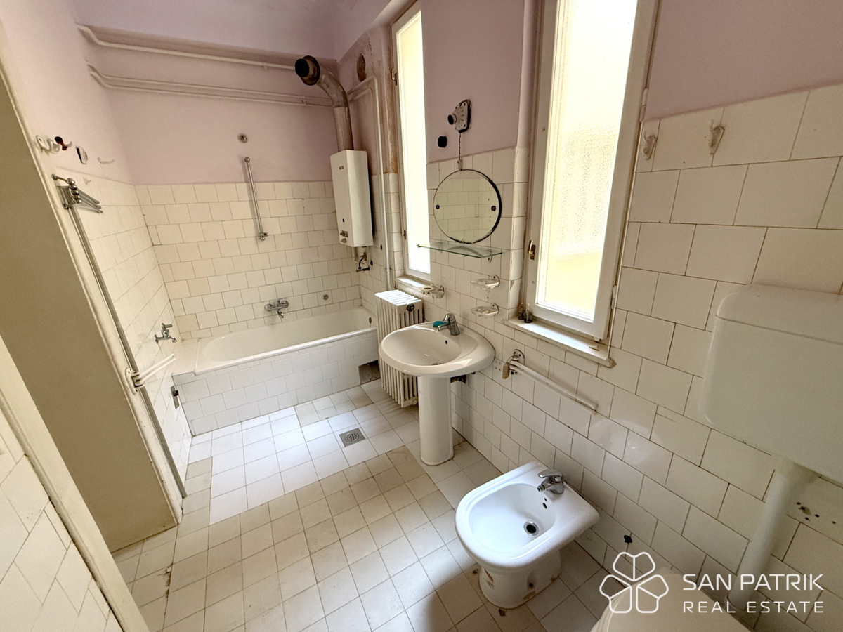 Stan na Dolcu

Stanovanje na Dolcu