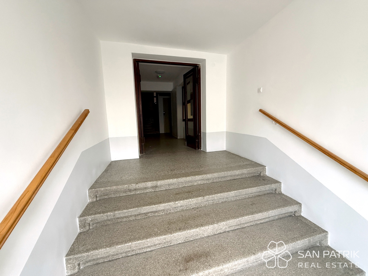 Stan na Dolcu

Stanovanje na Dolcu