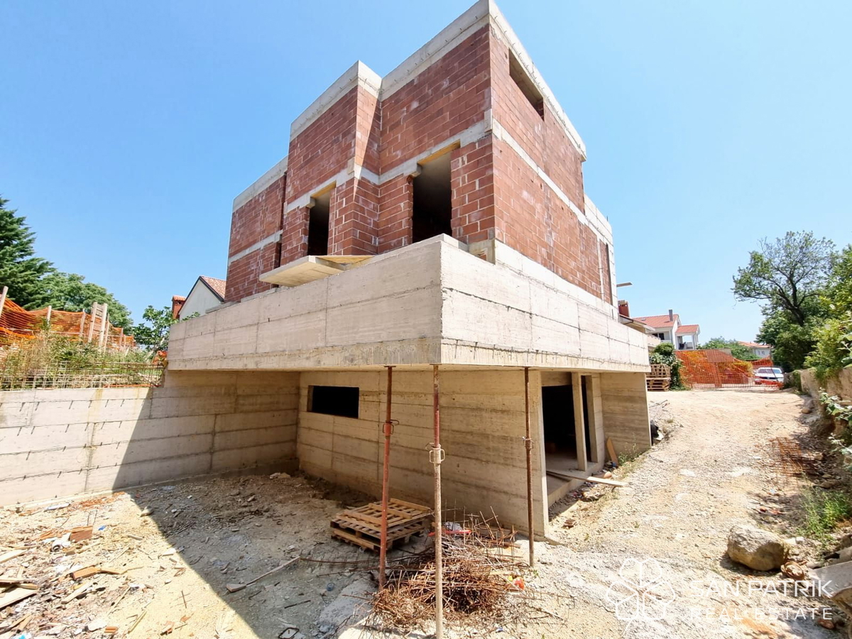 Otok Krk, Mesto Krk - Gradbena parcela s projektom