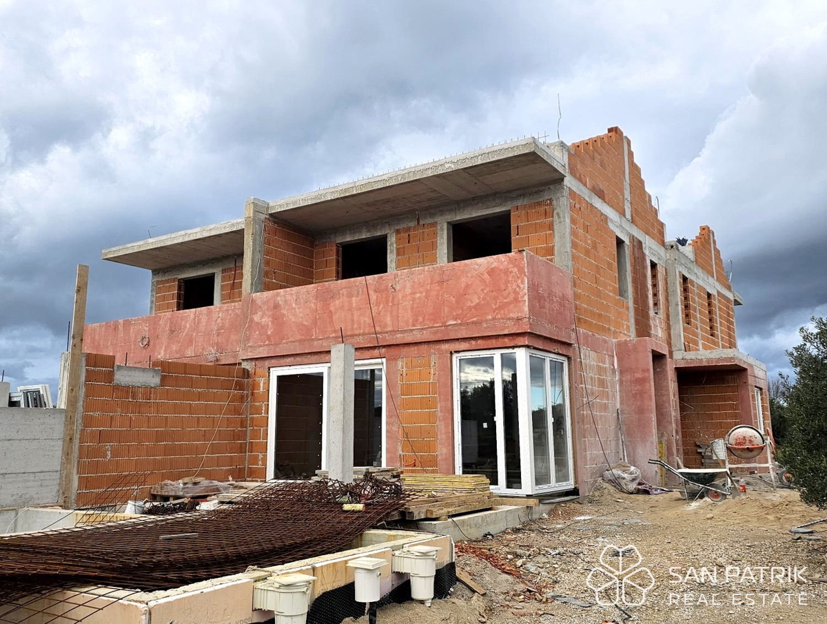 Sodobna novogradnja z bazenom – Dvonadstropni apartmaji v Jezerih na Murterju