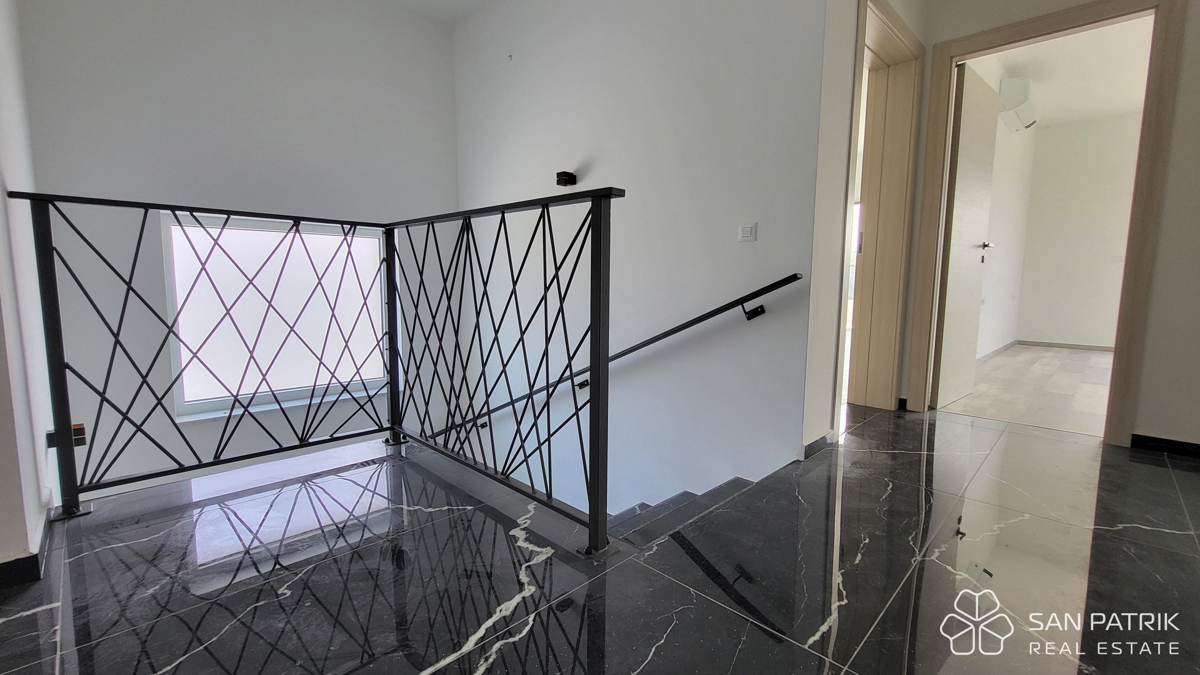 Mesto Krk - Moderna vila z bazenom in pogledom na morje