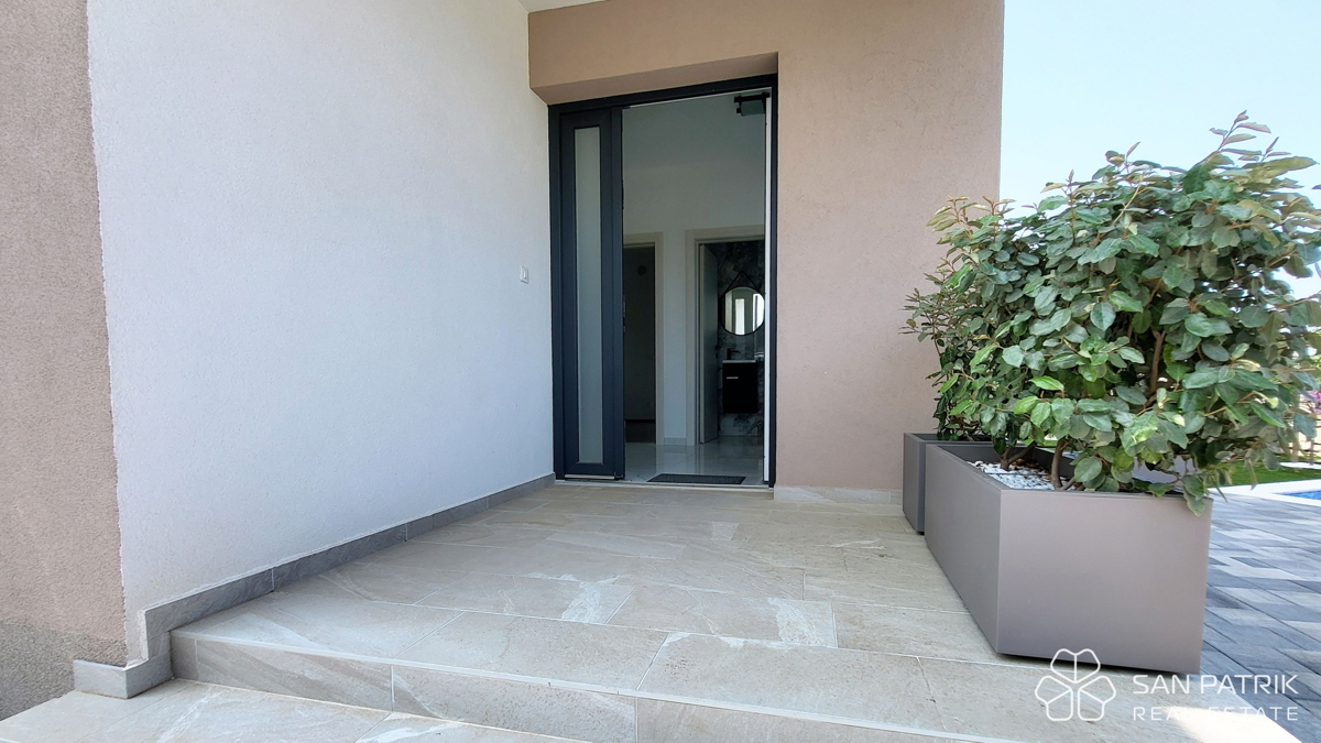 Mesto Krk - Moderna vila z bazenom in pogledom na morje