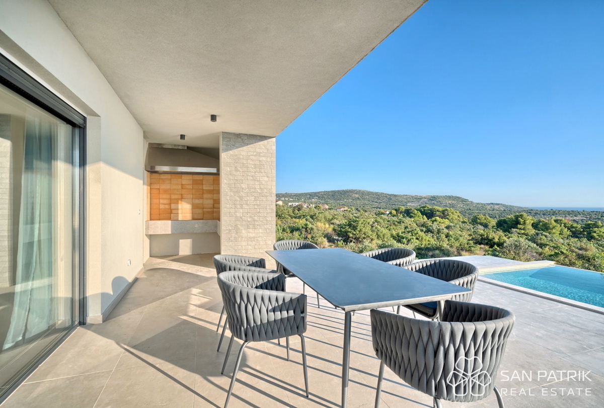 PRIMOŠTEN – SODOBNA VILA Z BAZENOM IN OSUPLJIVIM RAZGLEDOM