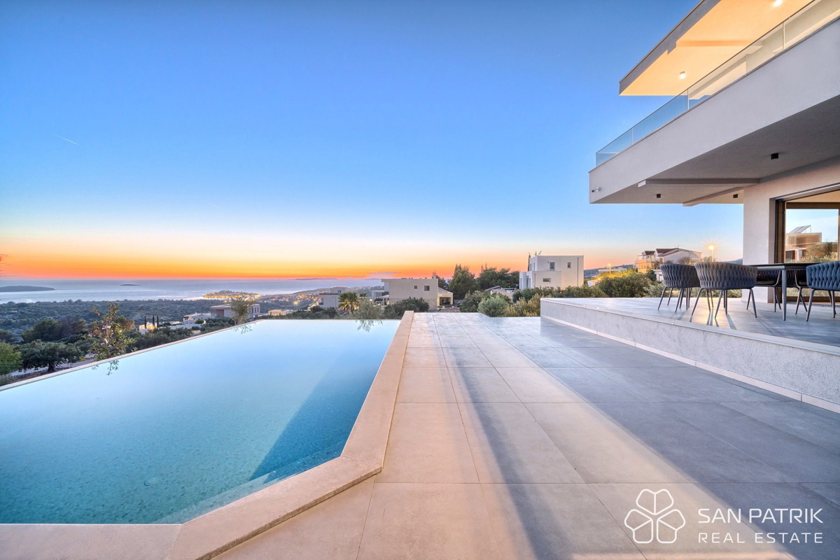 PRIMOŠTEN – SODOBNA VILA Z BAZENOM IN OSUPLJIVIM RAZGLEDOM