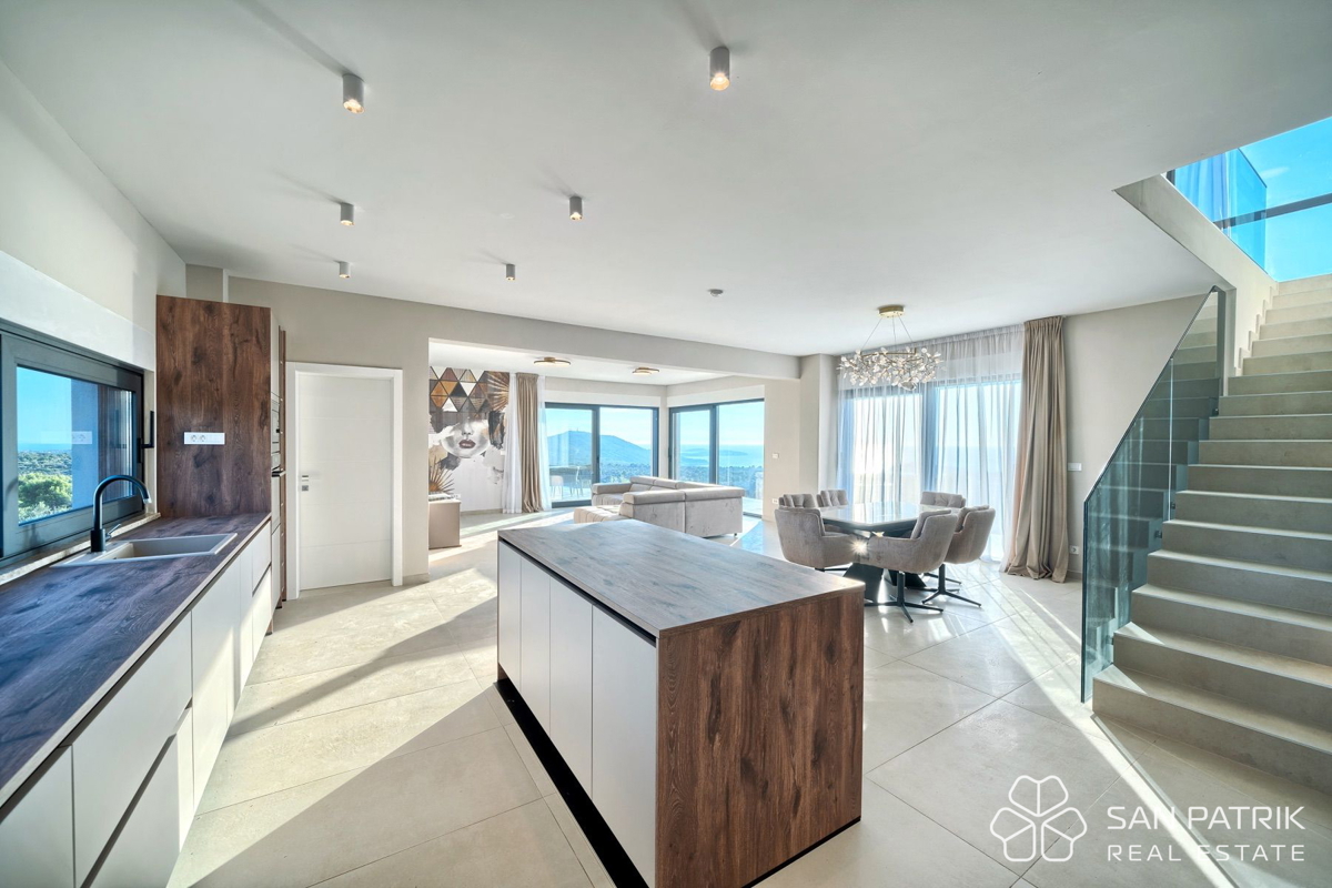 PRIMOŠTEN – SODOBNA VILA Z BAZENOM IN OSUPLJIVIM RAZGLEDOM