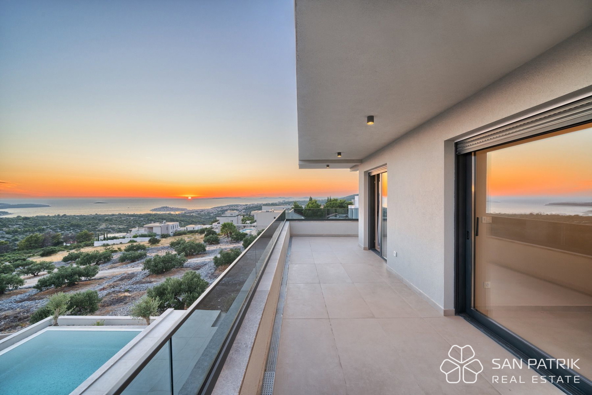 PRIMOŠTEN – SODOBNA VILA Z BAZENOM IN OSUPLJIVIM RAZGLEDOM