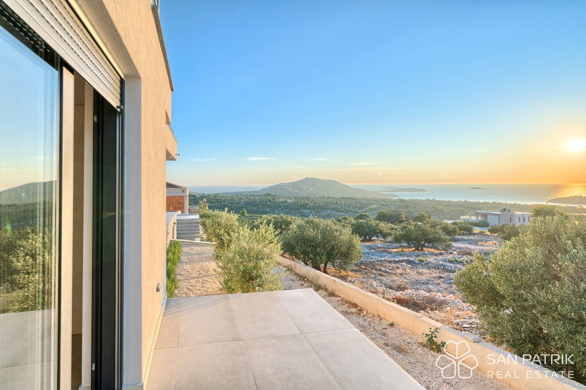 PRIMOŠTEN – SODOBNA VILA Z BAZENOM IN OSUPLJIVIM RAZGLEDOM