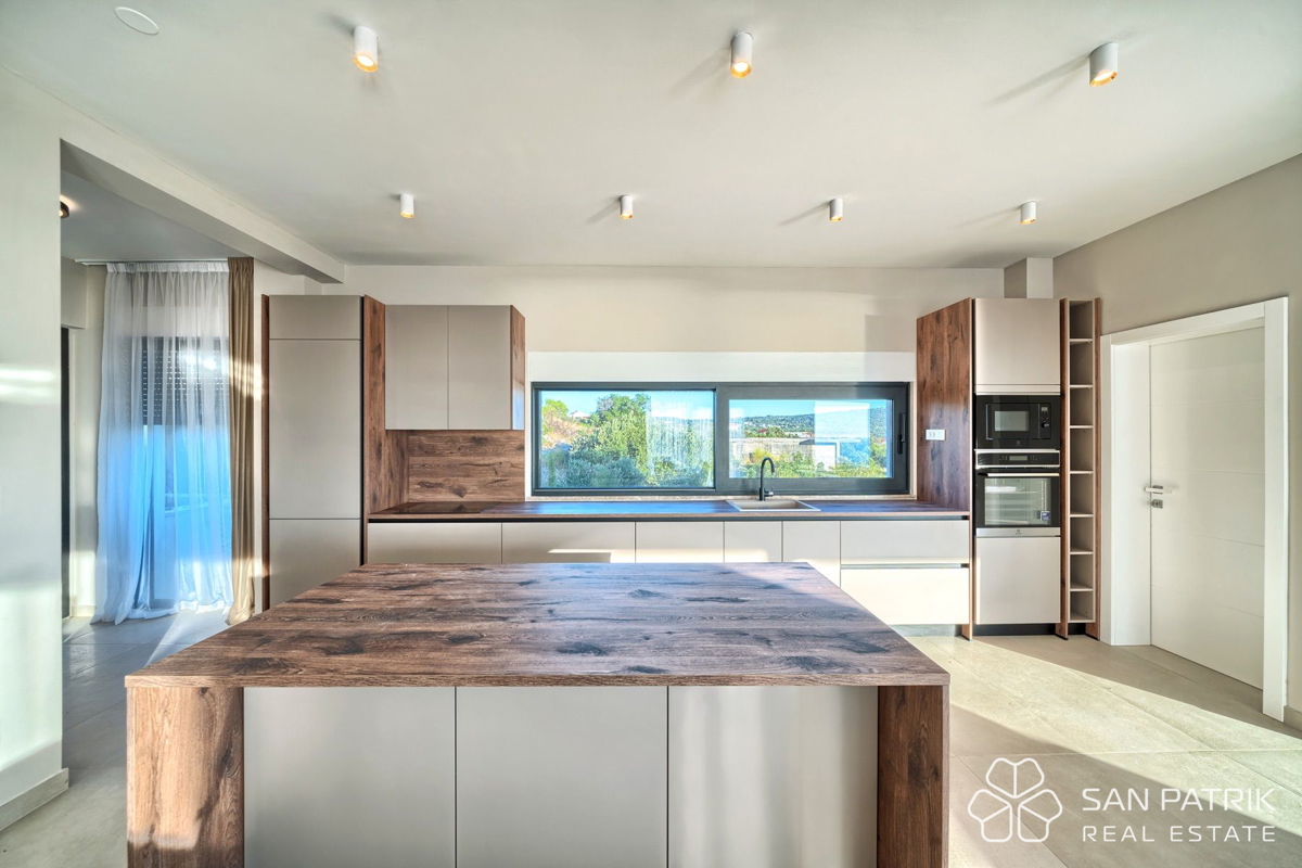 PRIMOŠTEN – SODOBNA VILA Z BAZENOM IN OSUPLJIVIM RAZGLEDOM