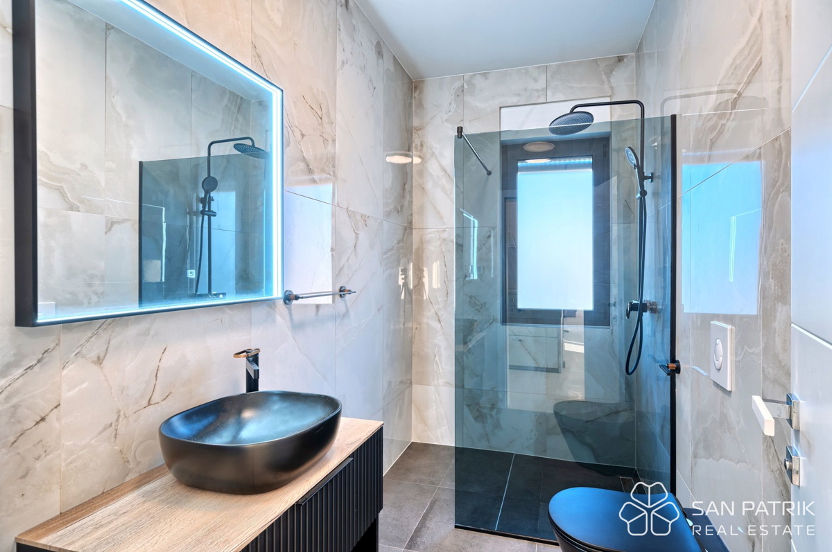 PRIMOŠTEN – SODOBNA VILA Z BAZENOM IN OSUPLJIVIM RAZGLEDOM