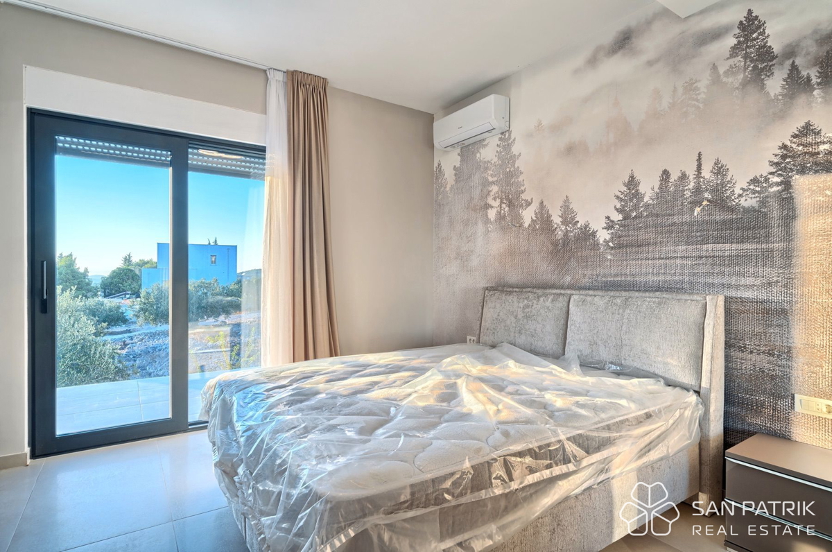 PRIMOŠTEN – SODOBNA VILA Z BAZENOM IN OSUPLJIVIM RAZGLEDOM