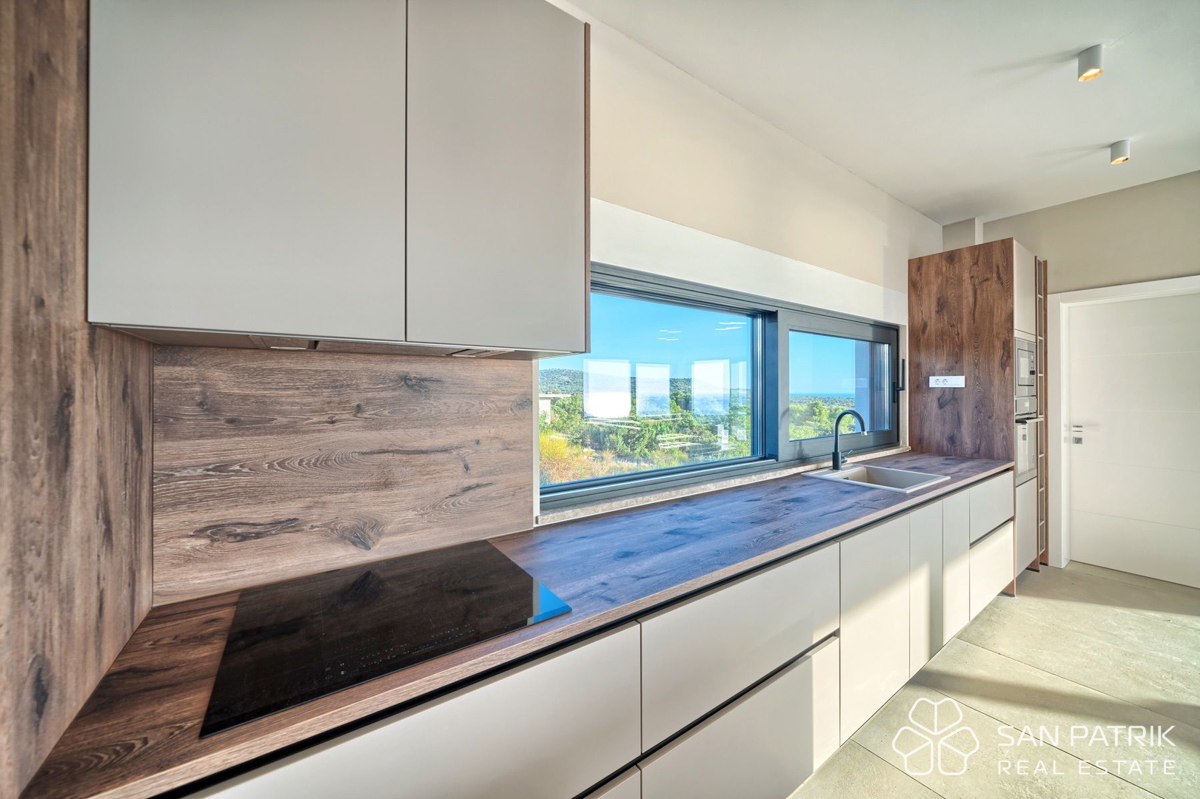 PRIMOŠTEN – SODOBNA VILA Z BAZENOM IN OSUPLJIVIM RAZGLEDOM