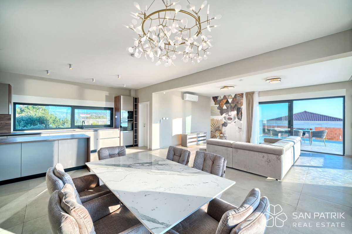 PRIMOŠTEN – SODOBNA VILA Z BAZENOM IN OSUPLJIVIM RAZGLEDOM