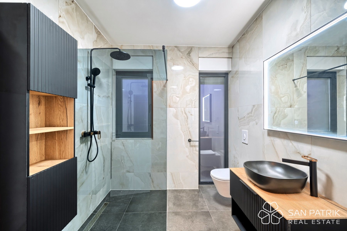 PRIMOŠTEN – SODOBNA VILA Z BAZENOM IN OSUPLJIVIM RAZGLEDOM