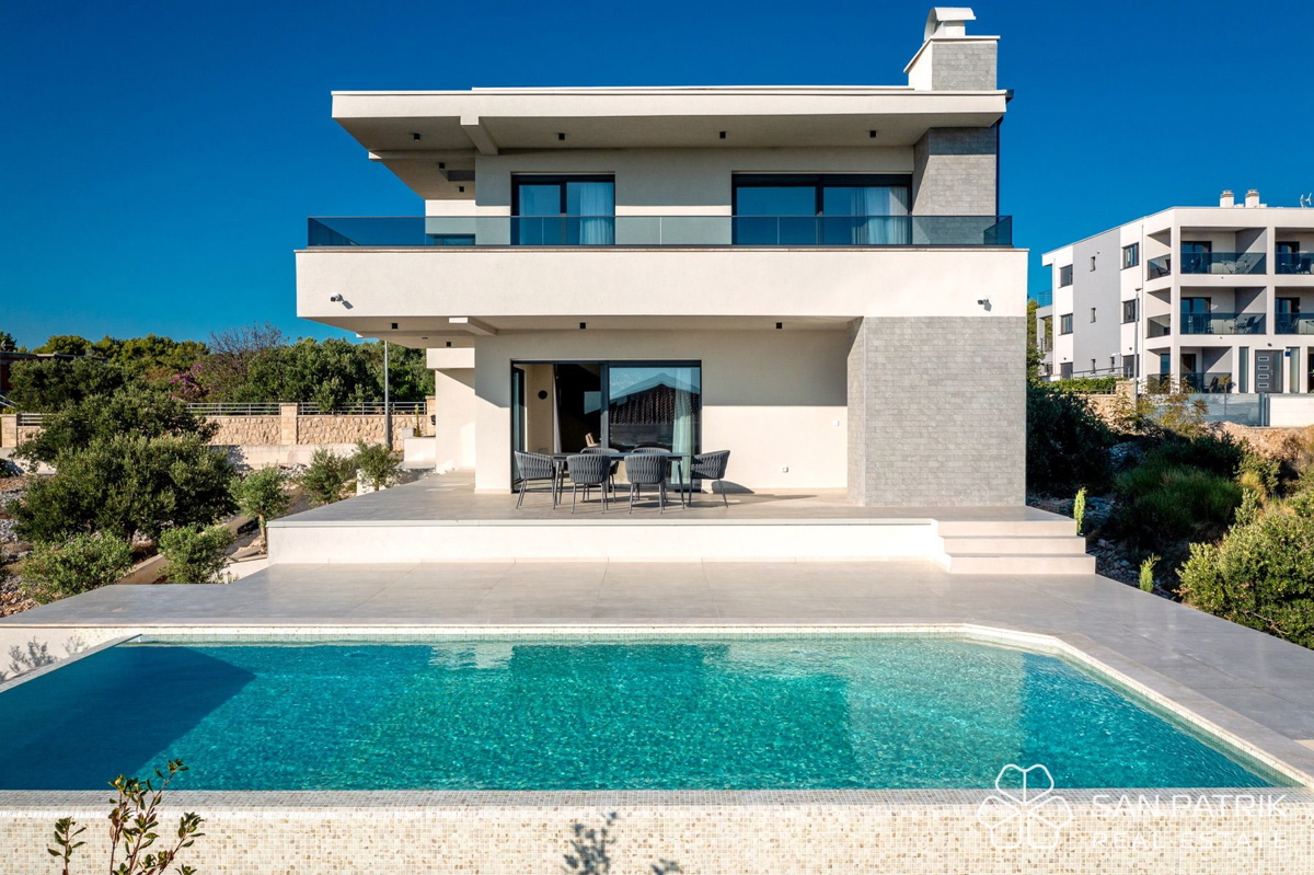 PRIMOŠTEN – SODOBNA VILA Z BAZENOM IN OSUPLJIVIM RAZGLEDOM