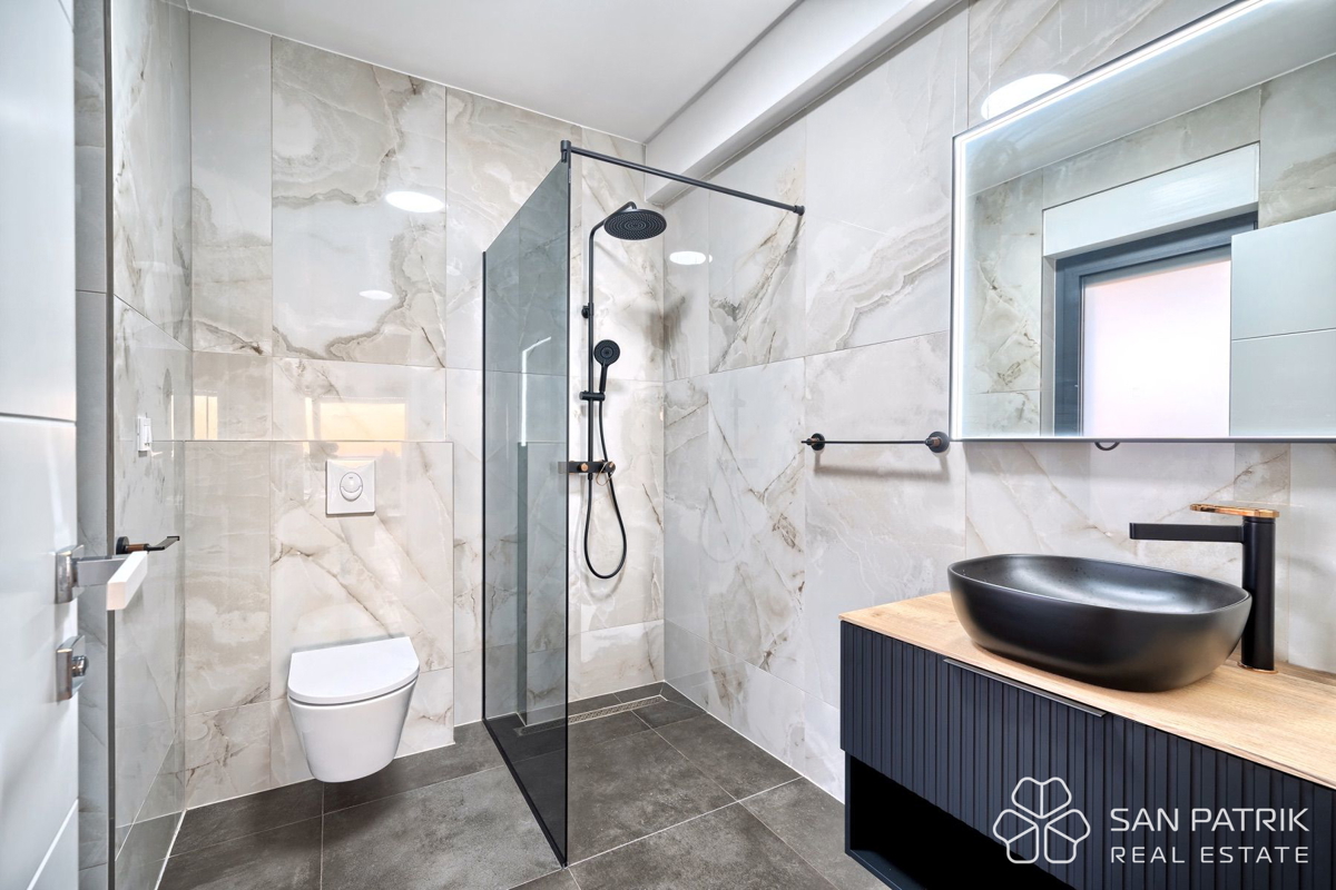 PRIMOŠTEN – SODOBNA VILA Z BAZENOM IN OSUPLJIVIM RAZGLEDOM