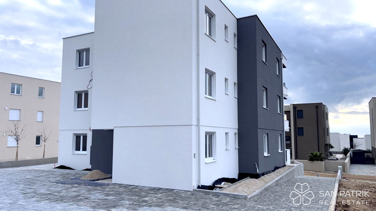 Novalja - sodoben apartma v mirnem naselju, 450 m od morja